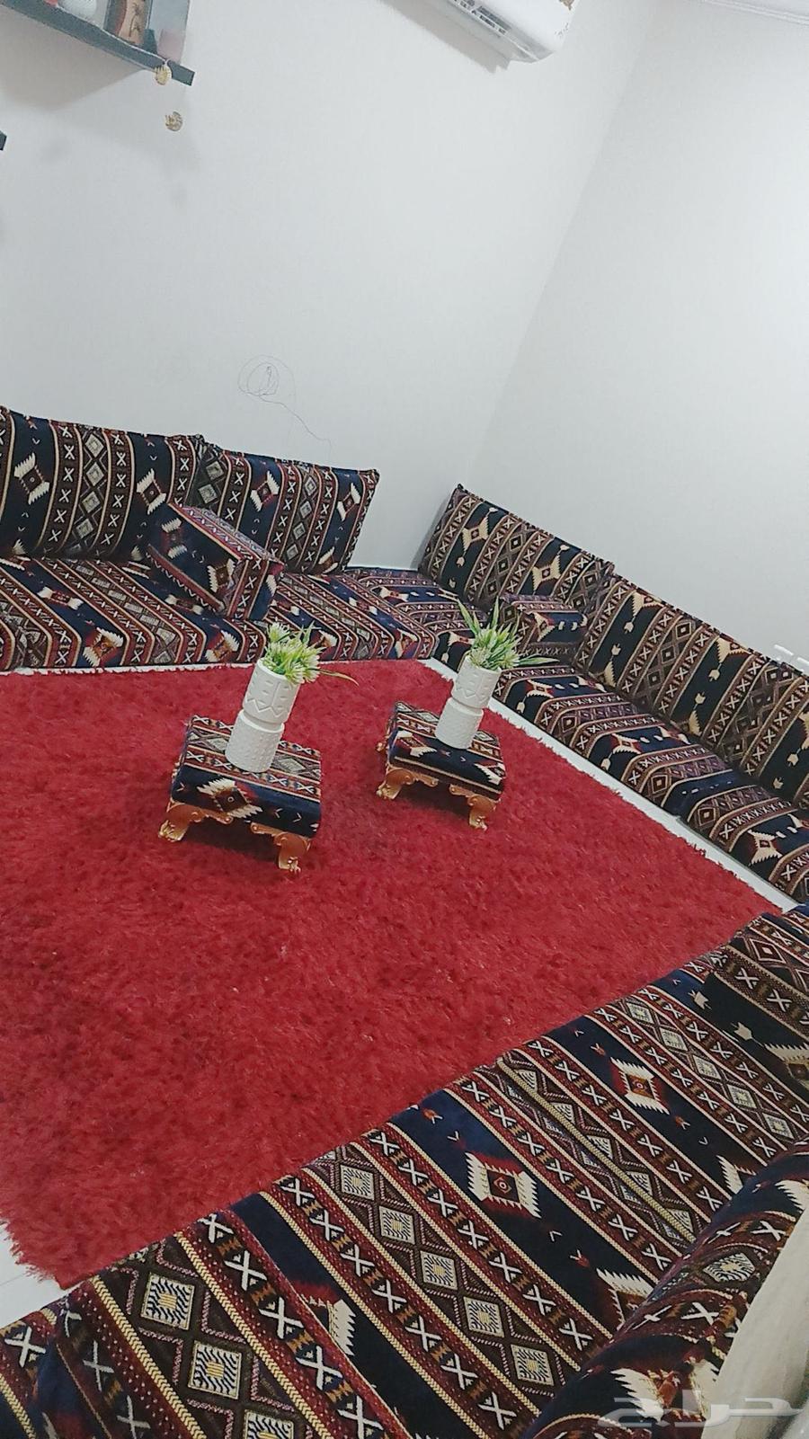كنب ارضي مع الطاولتين والسجادة والستاره واللوحة64409464217985112