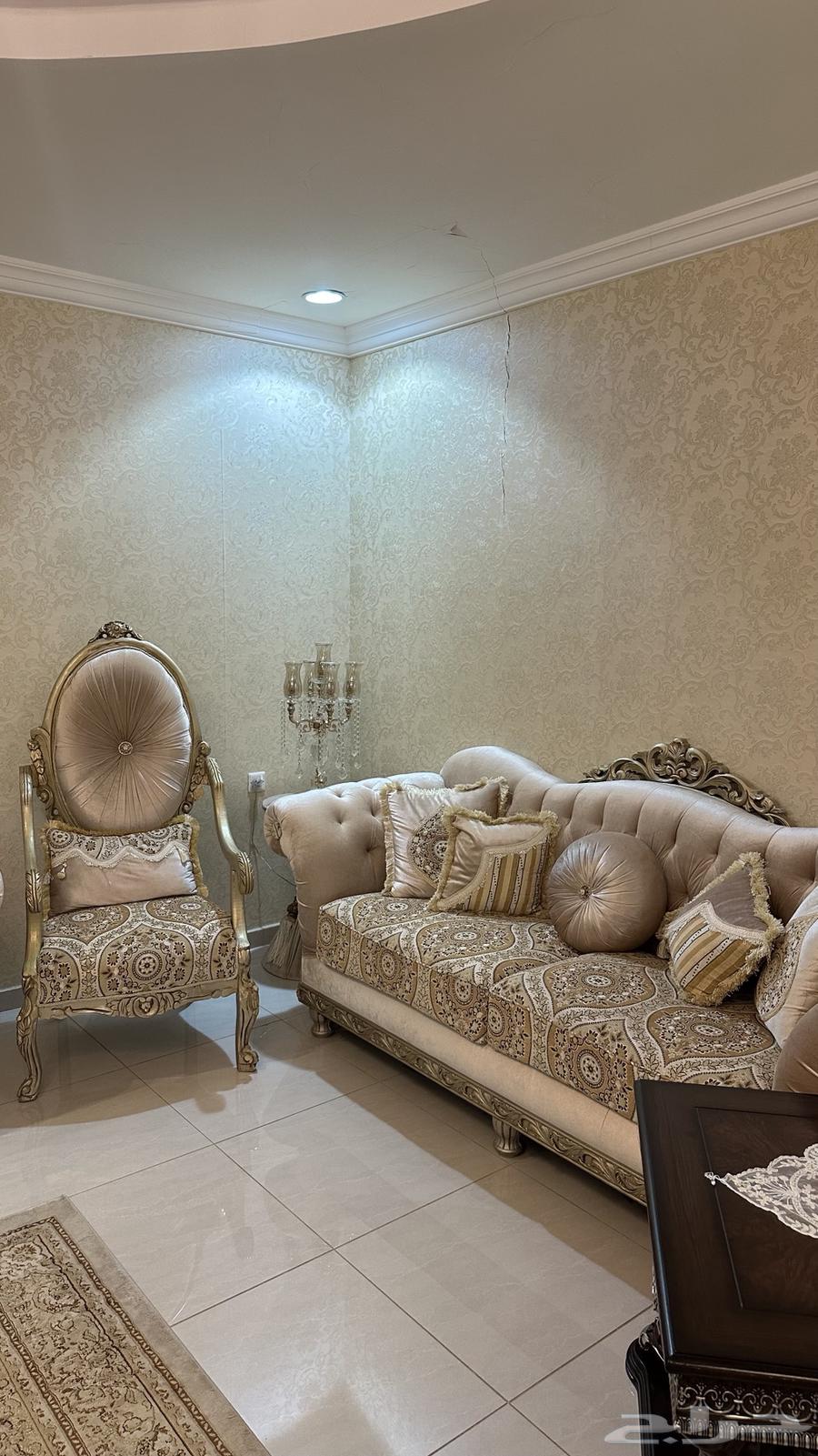 كنب كلاسيكي للبيع بحالة ممتازة جدا64410987878274112