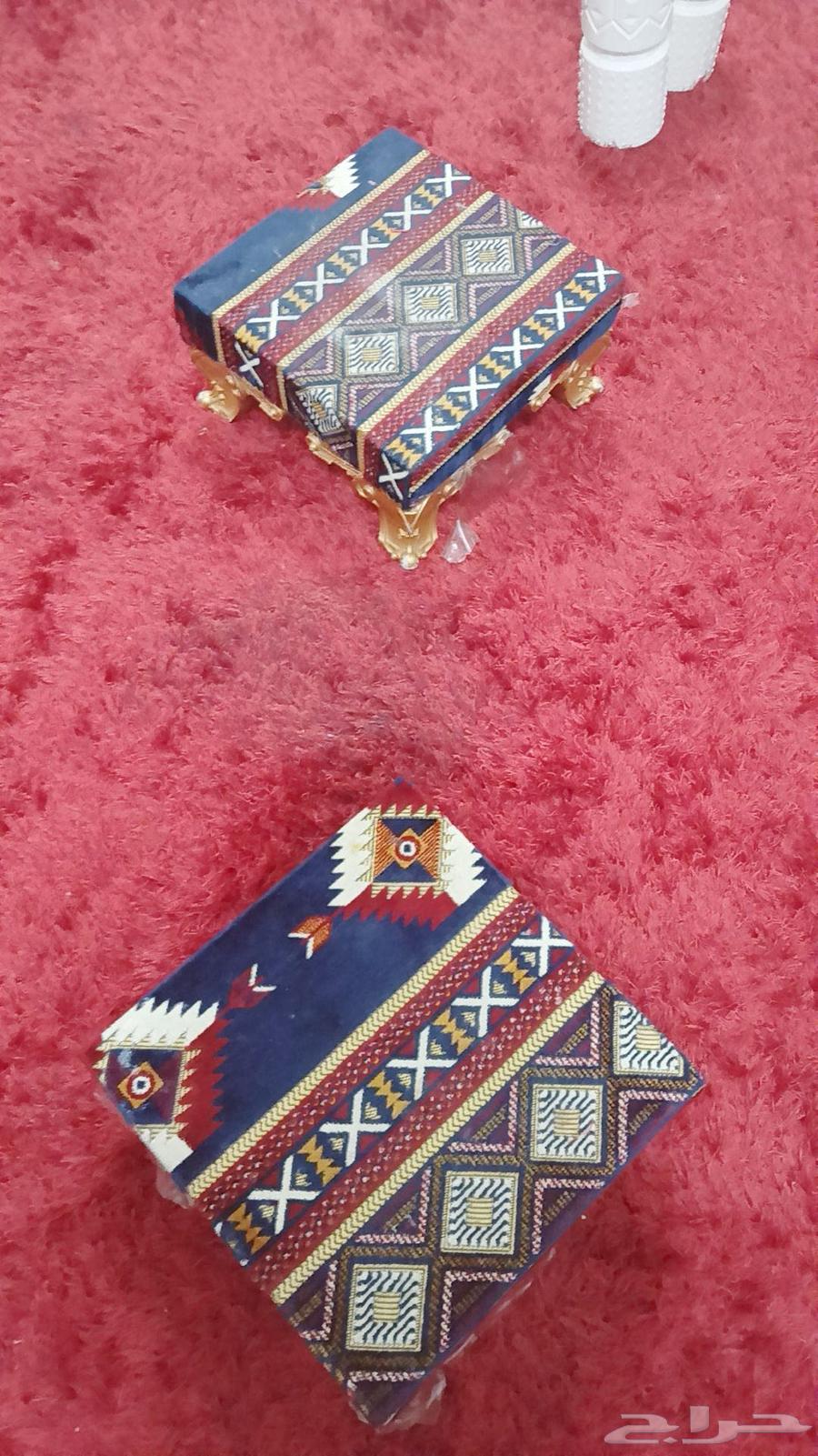 كنب ارضي مع الطاولتين والسجادة والستاره واللوحة64409464217985114