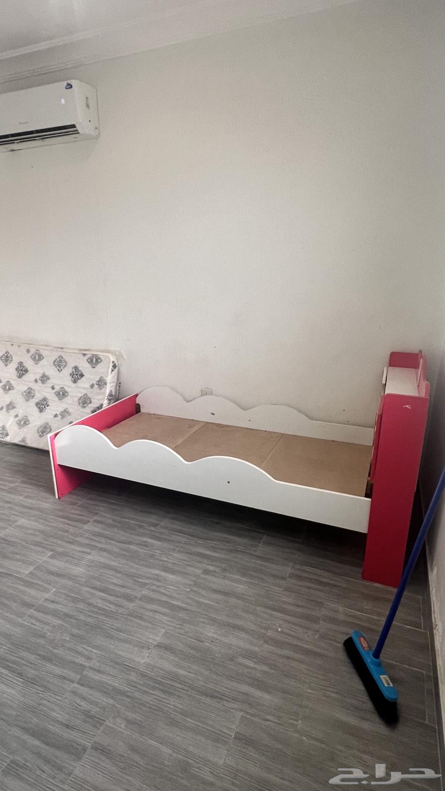 شاشة تلفزيون سوني عدد 2. وسرير أطفال شبه جديد مع المرتبة64408947452035110