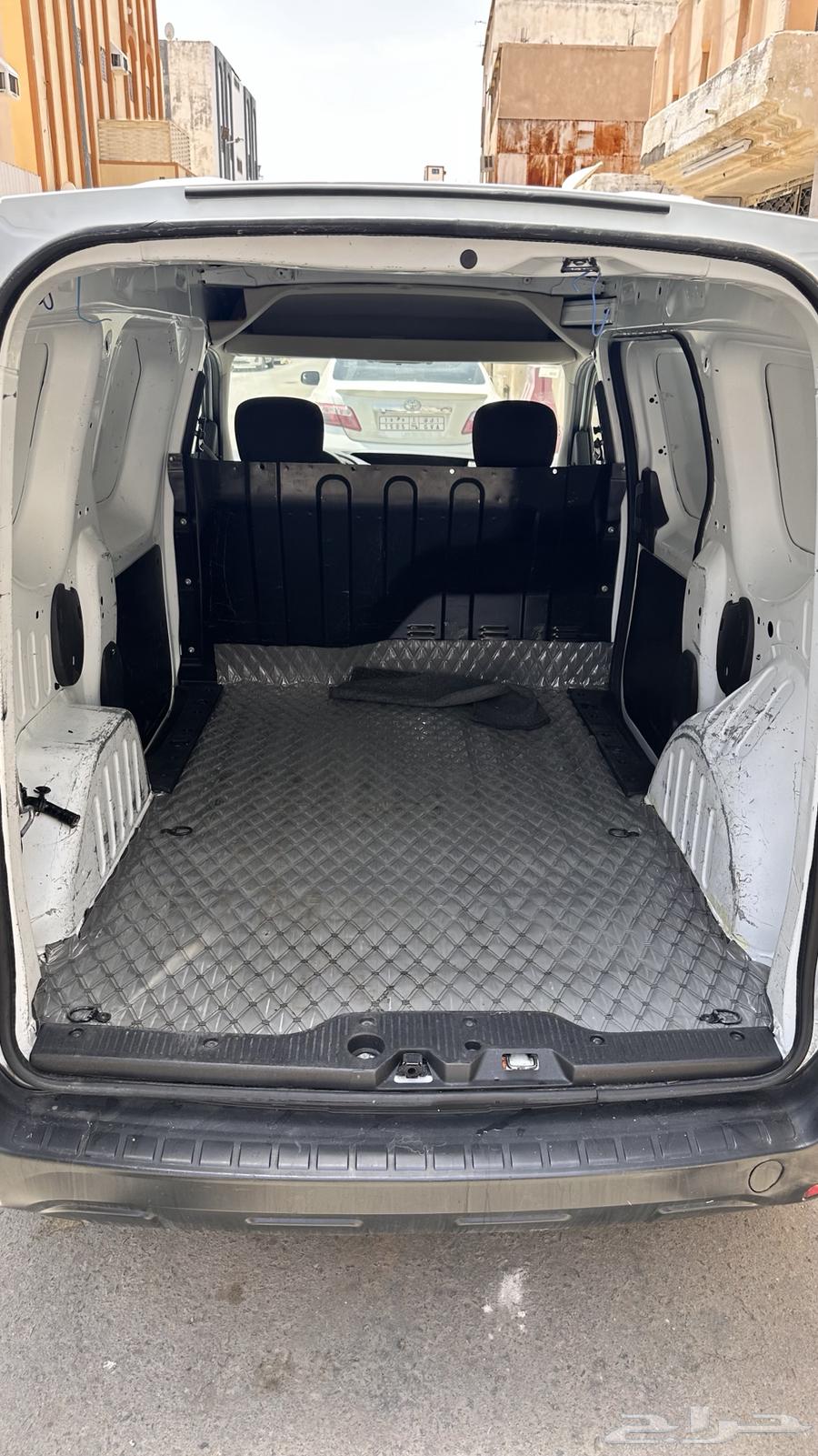 Rent a cargo van, closed type, from Renault (French company)64564019255939114