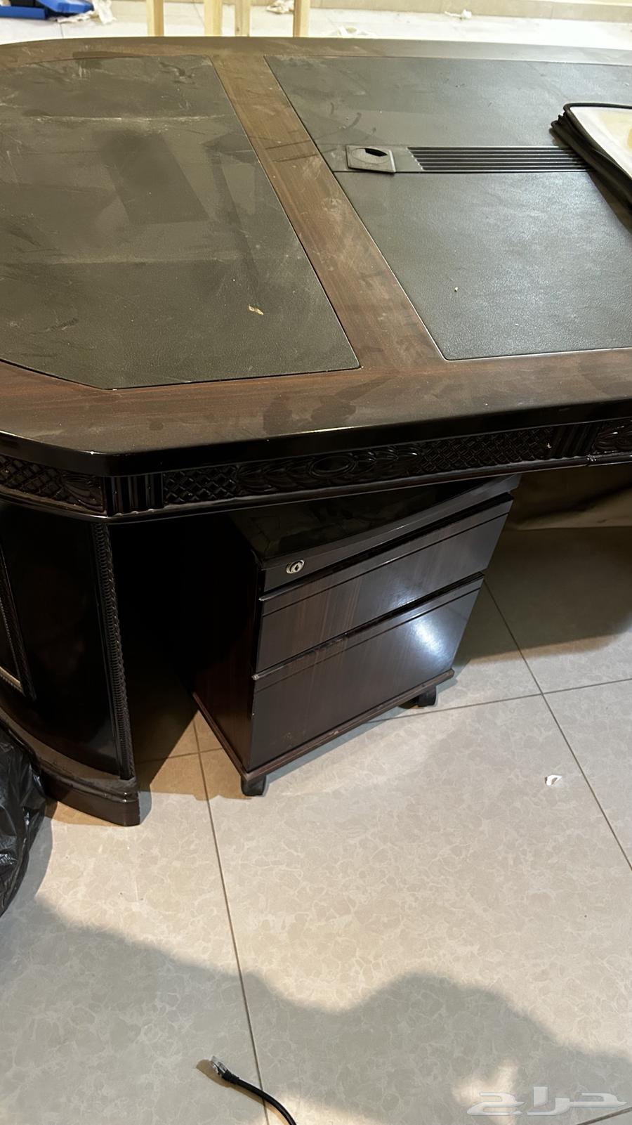 Luxurious and Elegant Complete Office64410595036931113