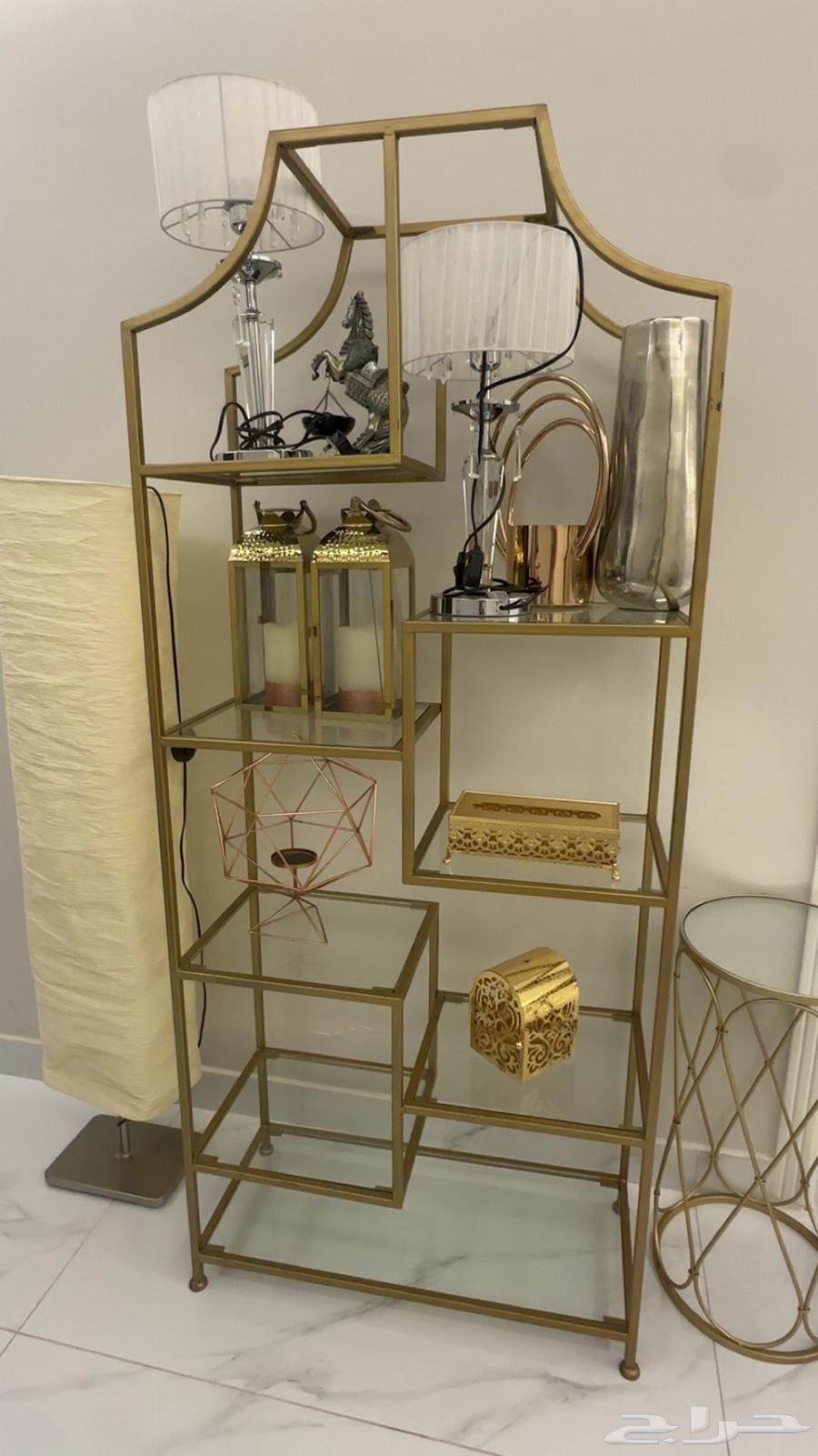 دولاب حديد بارفف زجاج فخم وطاولة خدمه واضاءة من ايكيا64411513883905110