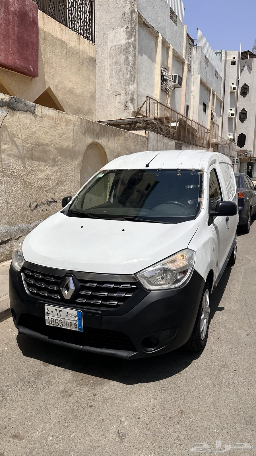 Rent a cargo van, closed type, from Renault (French company)64564019255939111