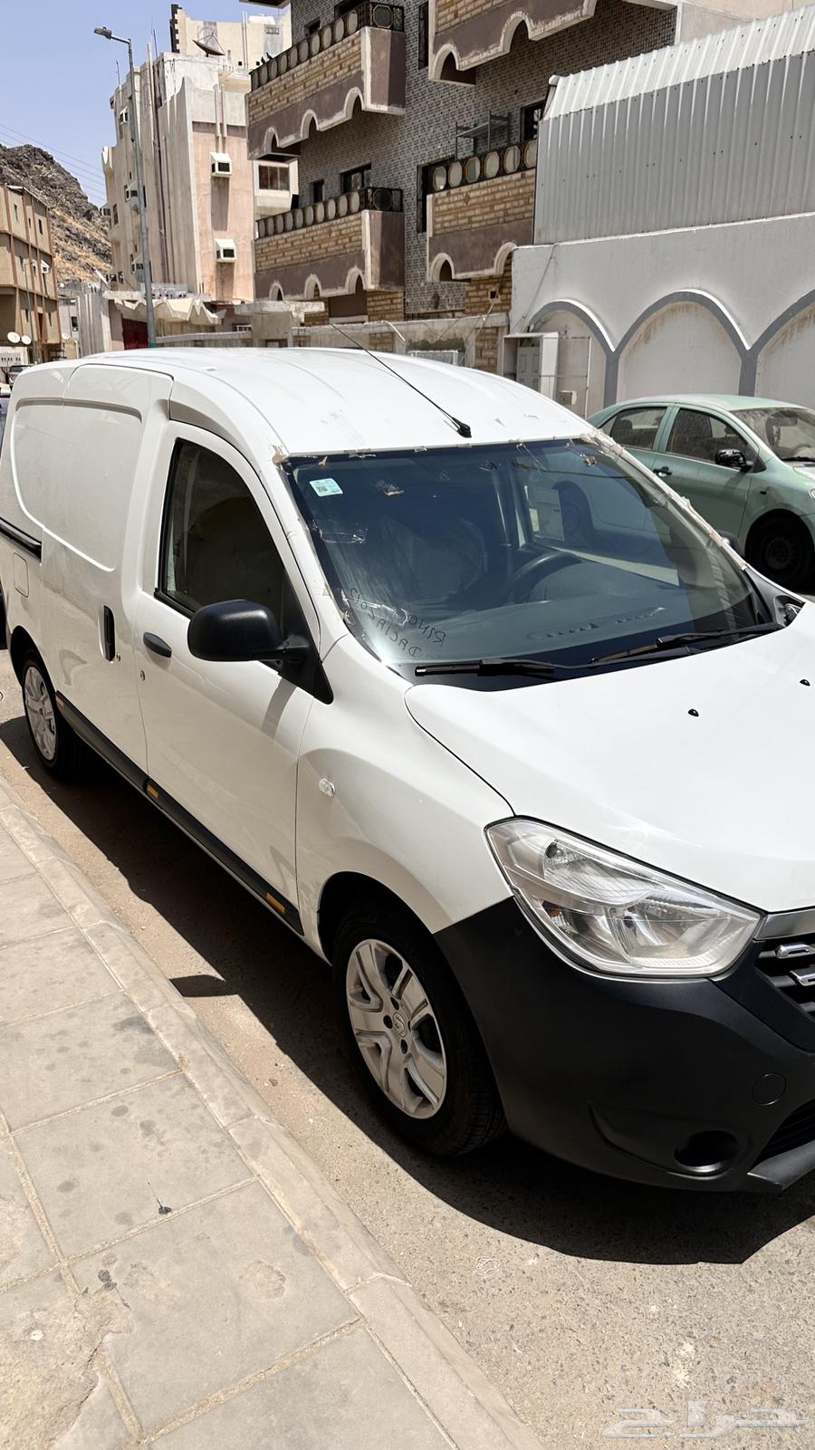 Rent a cargo van, closed type, from Renault (French company)64564019255939110