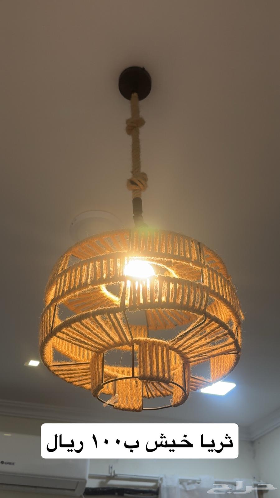 طاولة وثريا ومرايا وتلفزيون مكسور64409616337153111