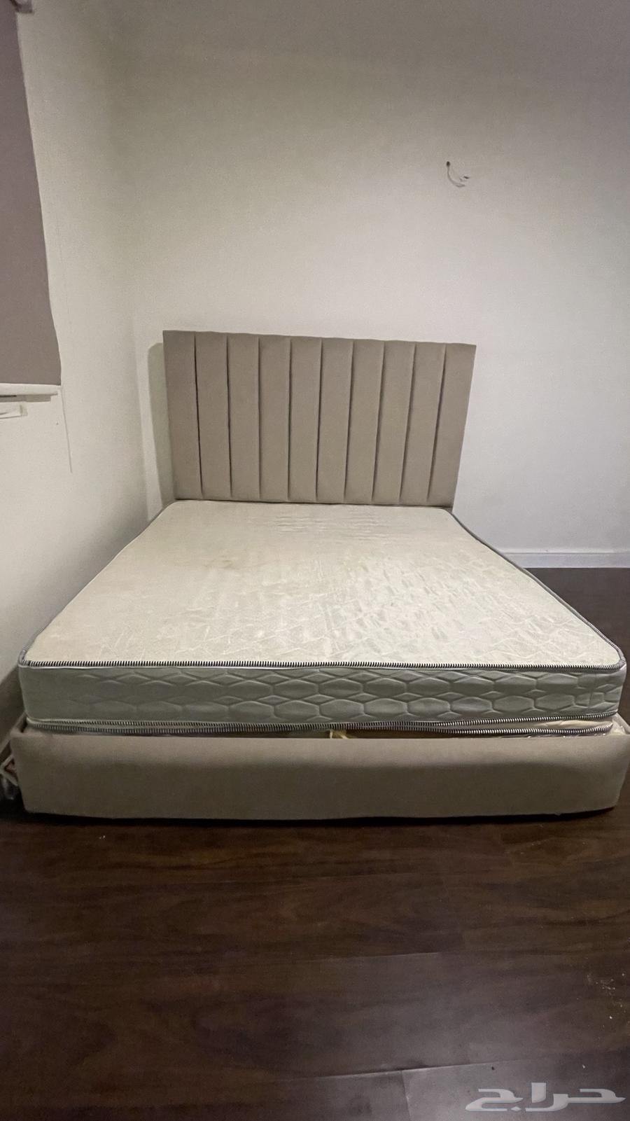 Bed with mattress, large bed and curtain of similar color64407043474049110