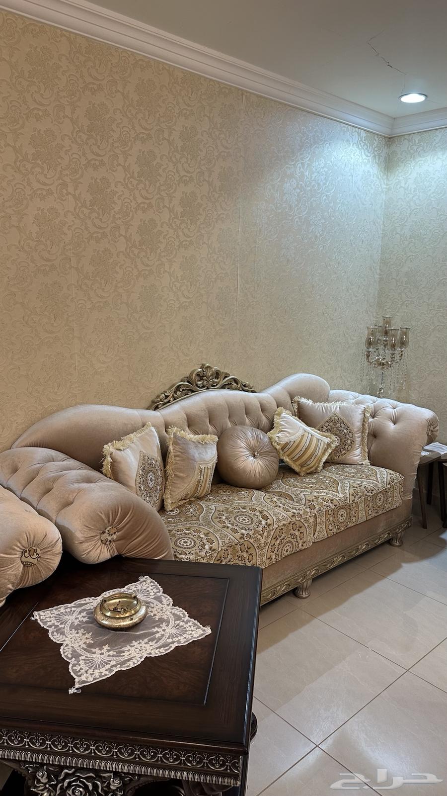 كنب كلاسيكي للبيع بحالة ممتازة جدا64410987878274111