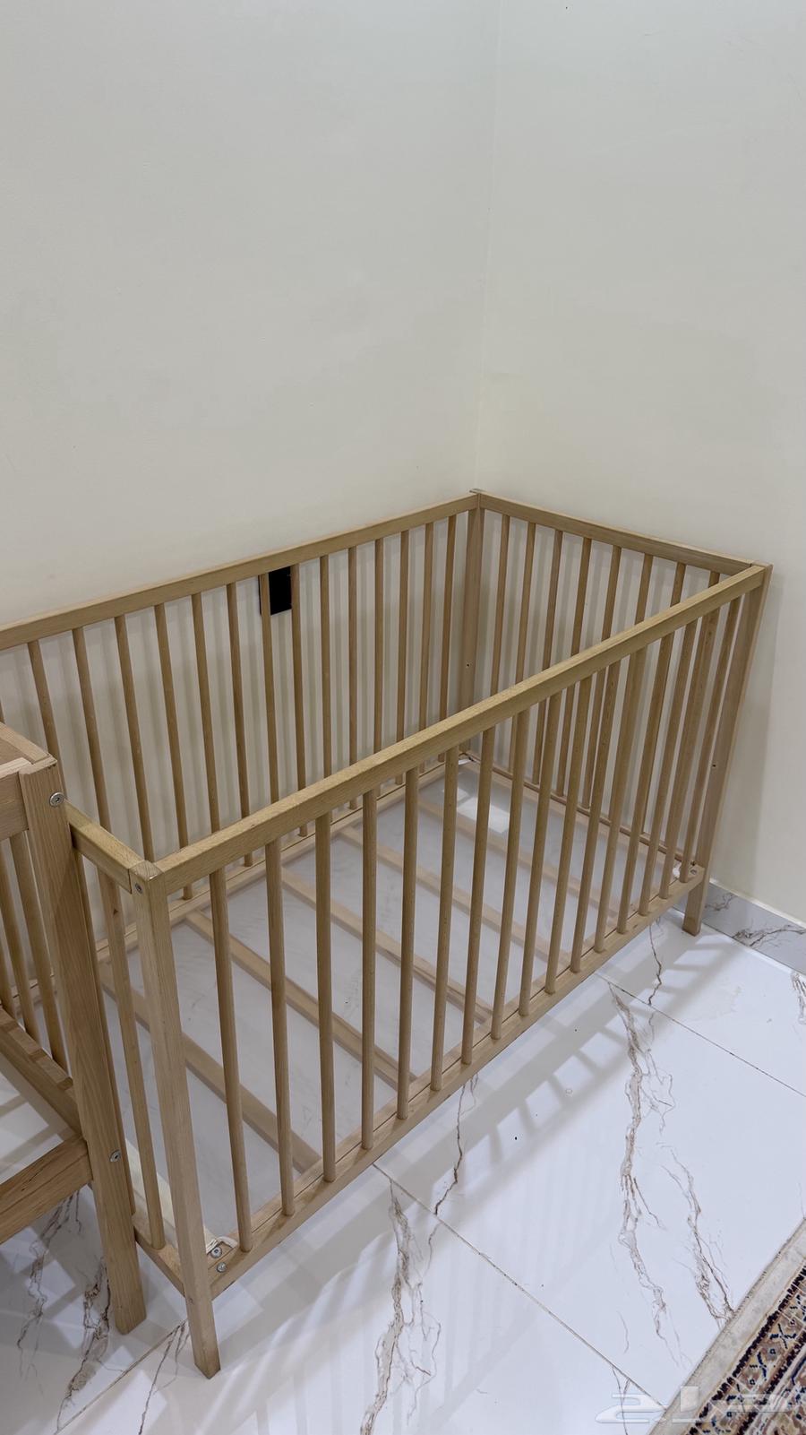 سرير ايكيا مع طاولة تغيير البيبي64405930295169112