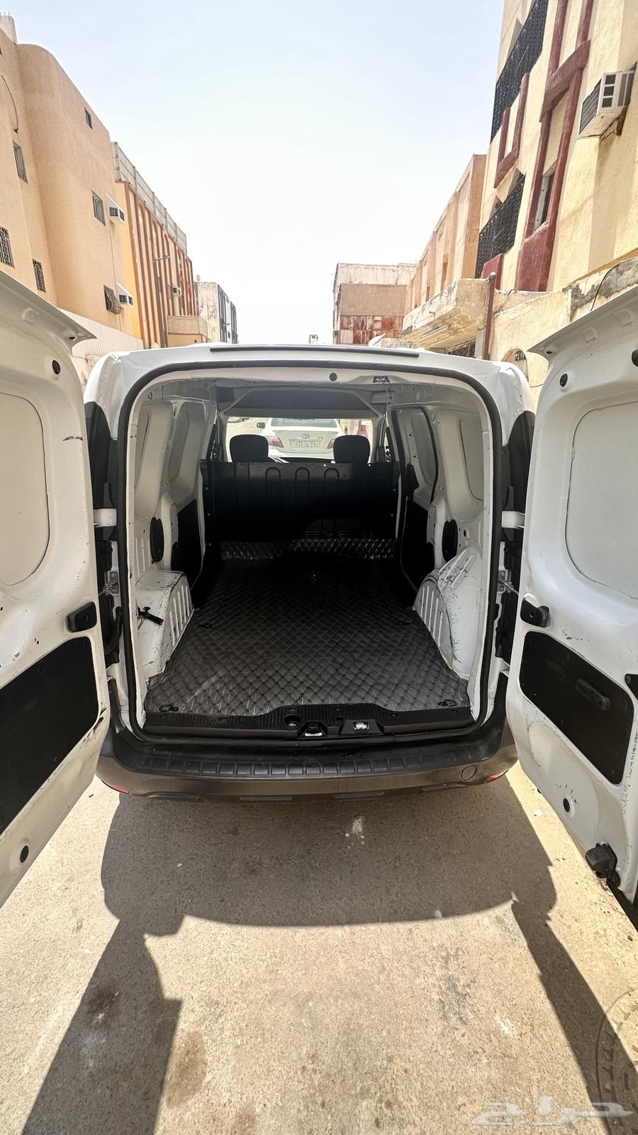 Rent a cargo van, closed type, from Renault (French company)64564019255939113