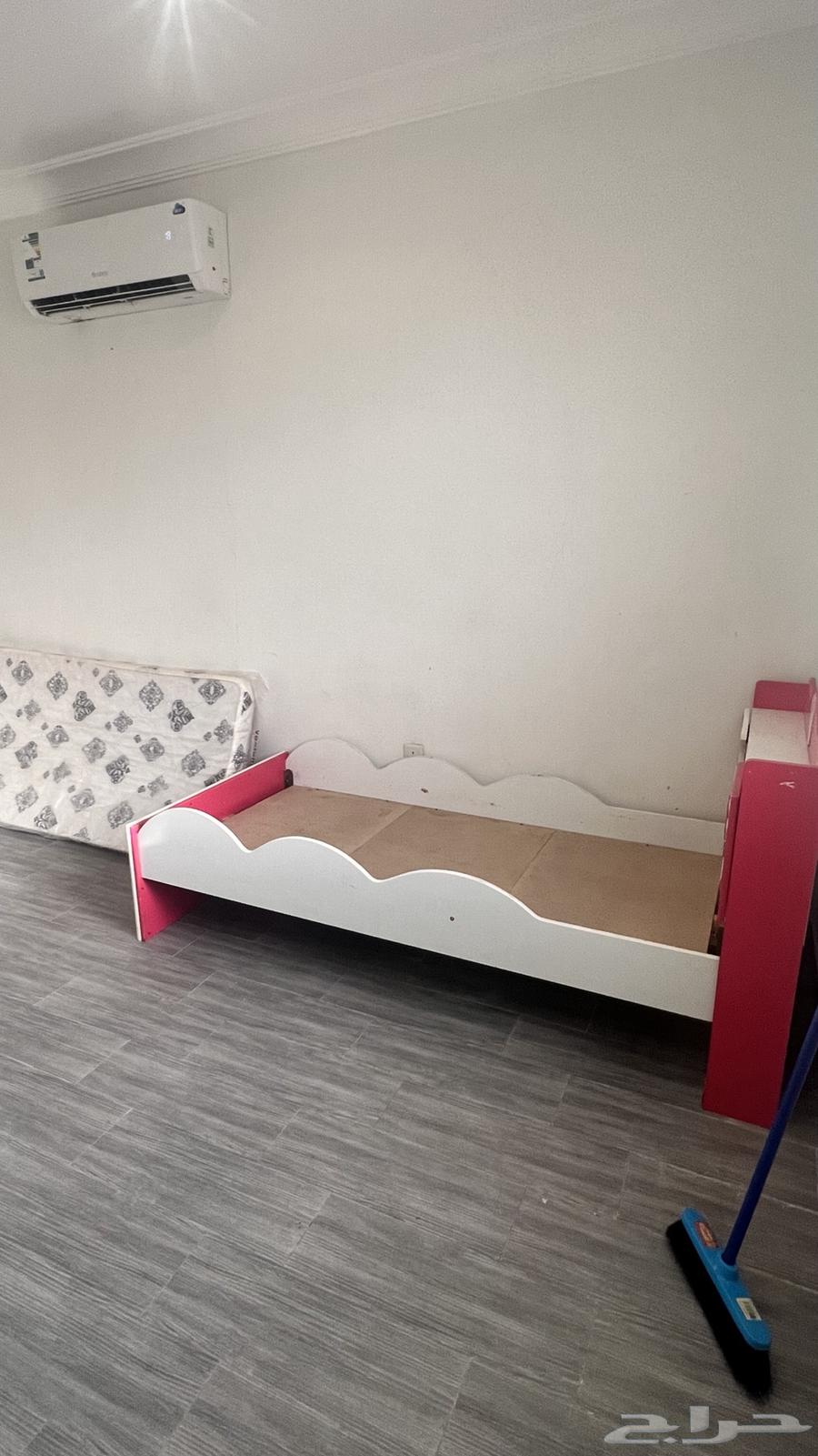 شاشة تلفزيون سوني عدد 2. وسرير أطفال شبه جديد مع المرتبة64408947452035111