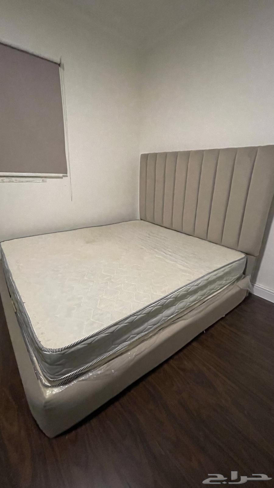 Bed with mattress, large bed and curtain of similar color64407043474049111