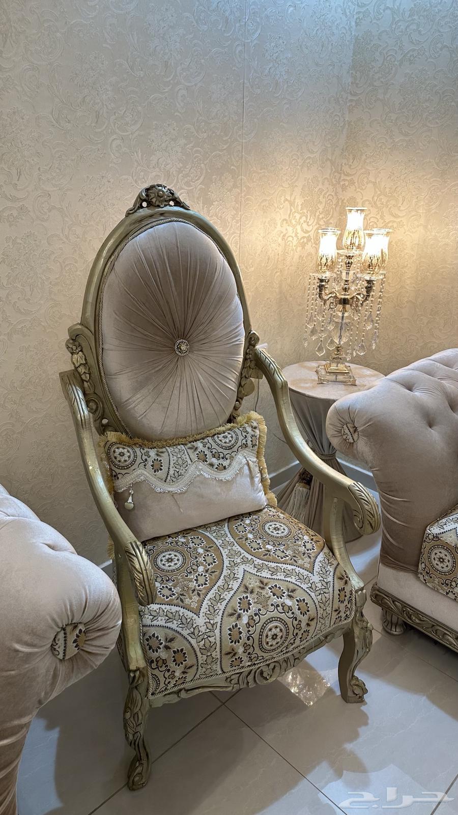 كنب كلاسيكي للبيع بحالة ممتازة جدا64410987878274113