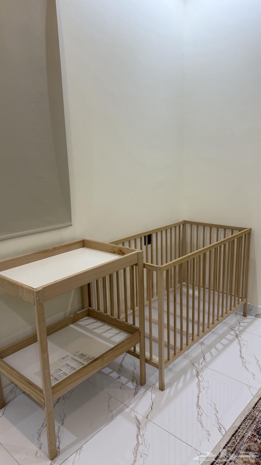 سرير ايكيا مع طاولة تغيير البيبي64405930295169113