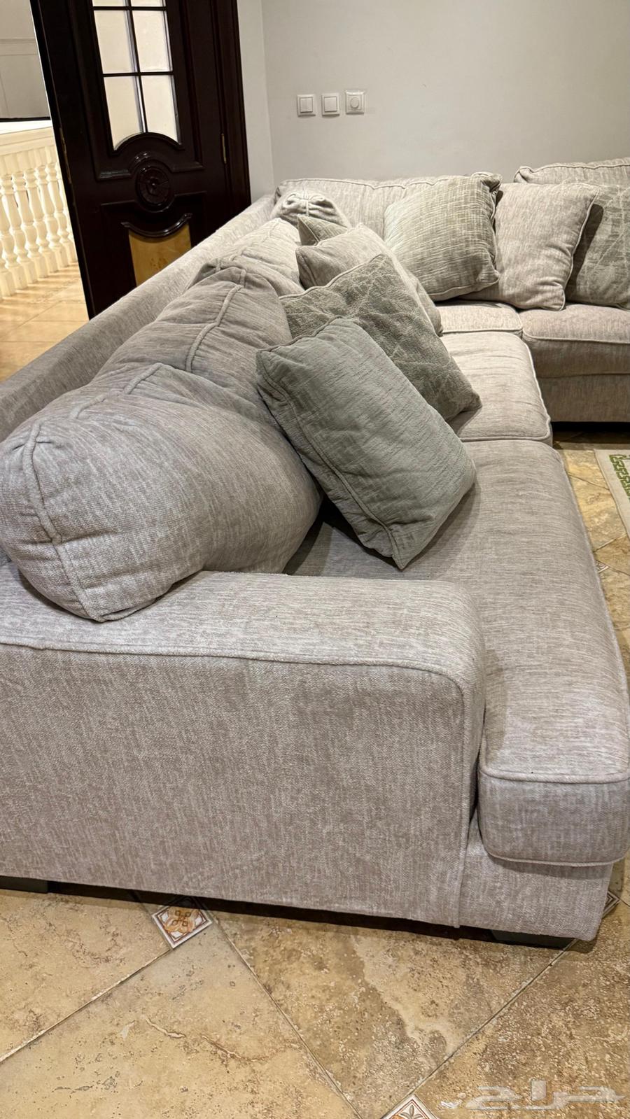 كنب آشلي بحالة ممتازه للبيع64405278929410111