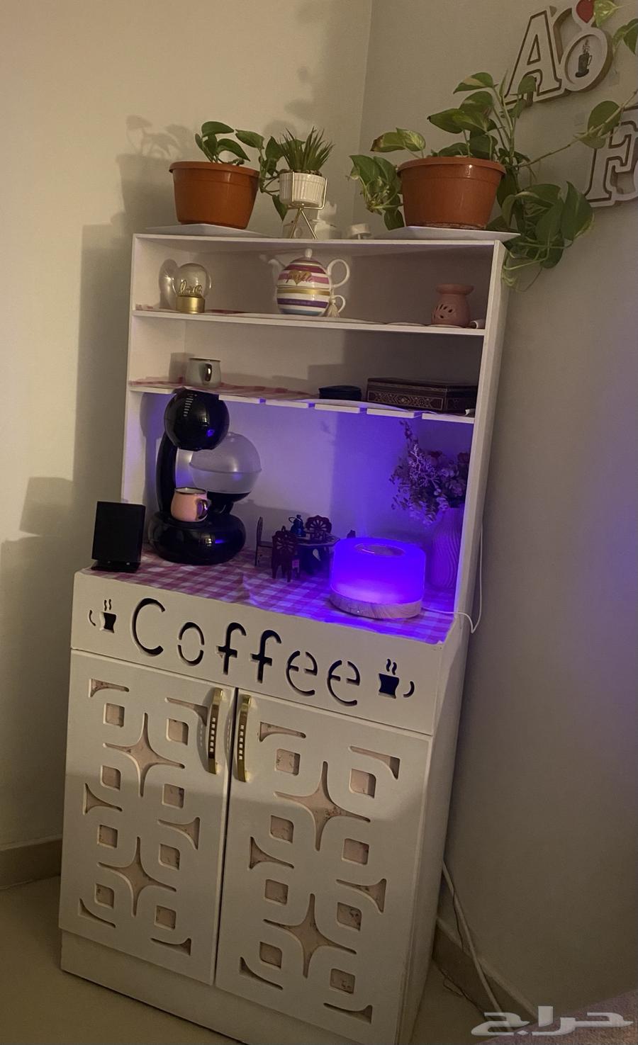 ماكينة قهوة مع طاولة قهوة64408259191811112