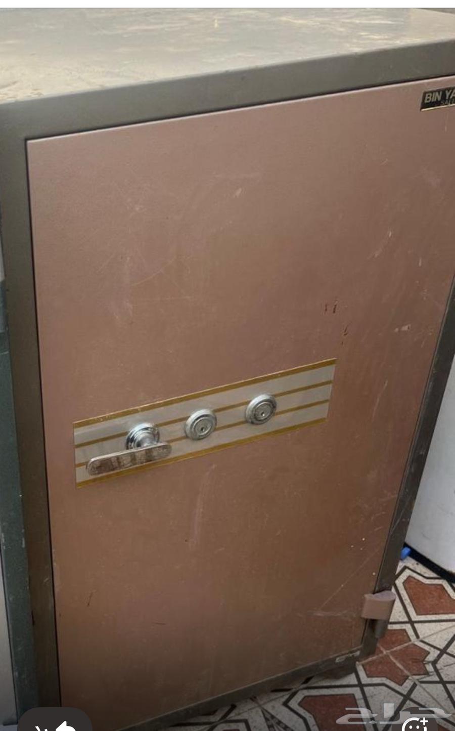 Iron cabinet with excellent condition, weight and rigidity64408146776449110