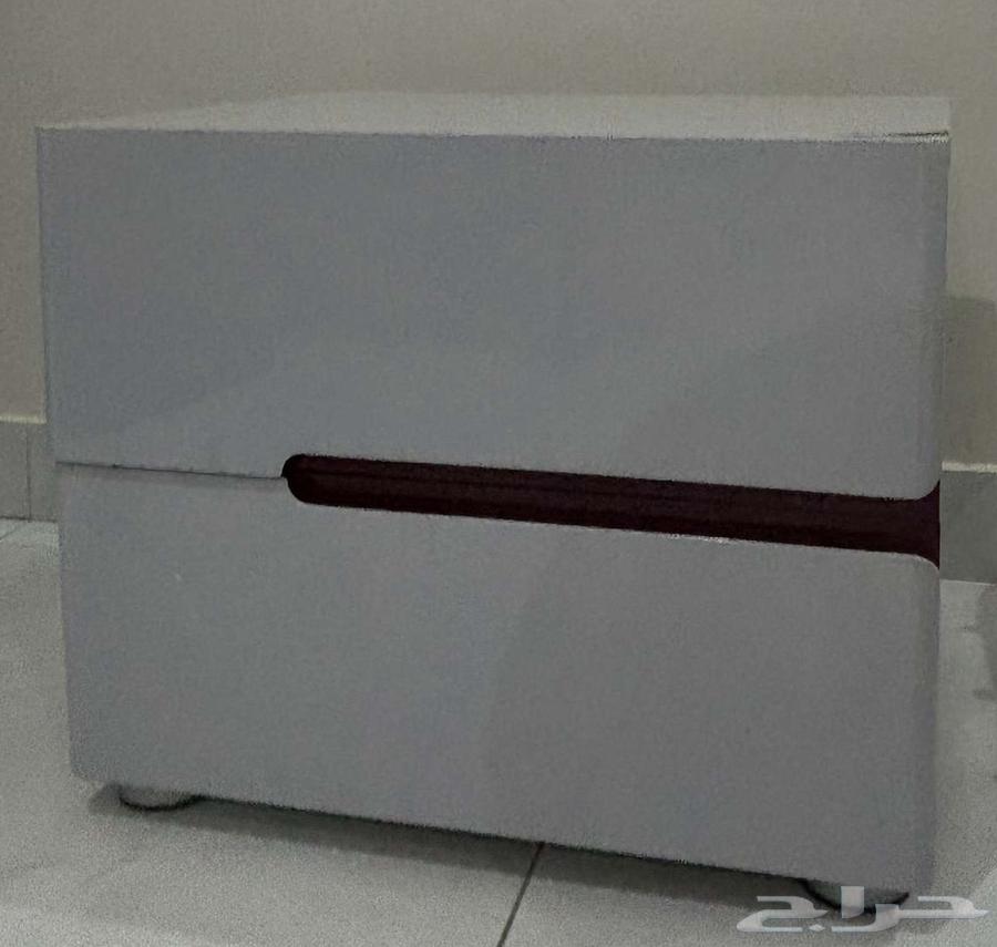 Dressing table and 2 commodes64406751098371110