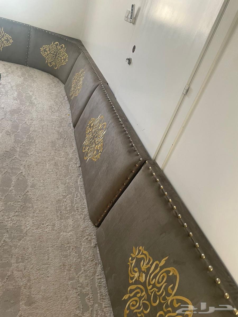 Wooden sofa with carpet64409616359170111