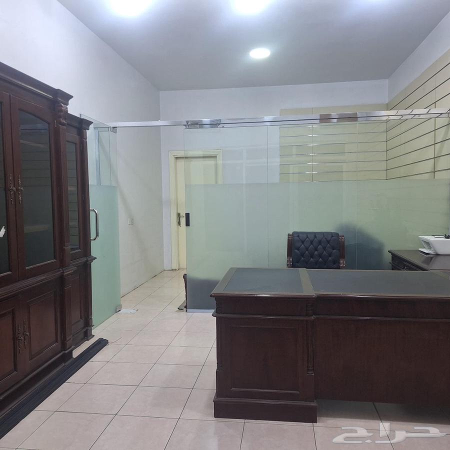 مكتب بكامل اغراضه مع مكيف شباك للبيع او التقبيل64411968907523112