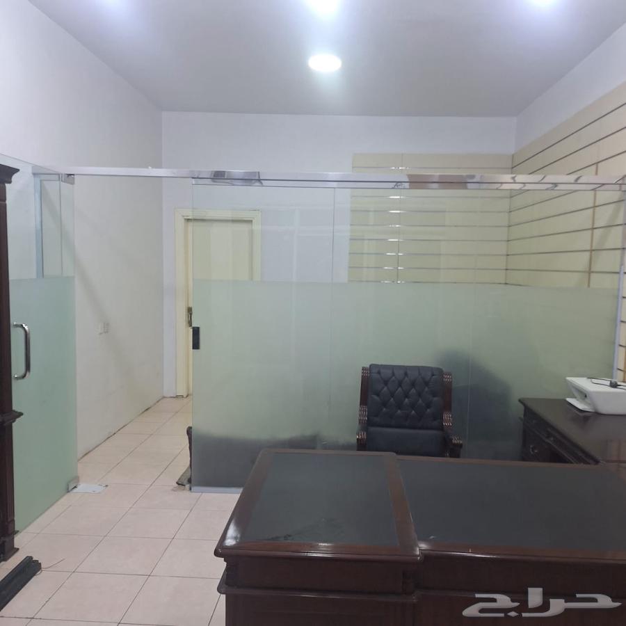 مكتب بكامل اغراضه مع مكيف شباك للبيع او التقبيل64411968907523114