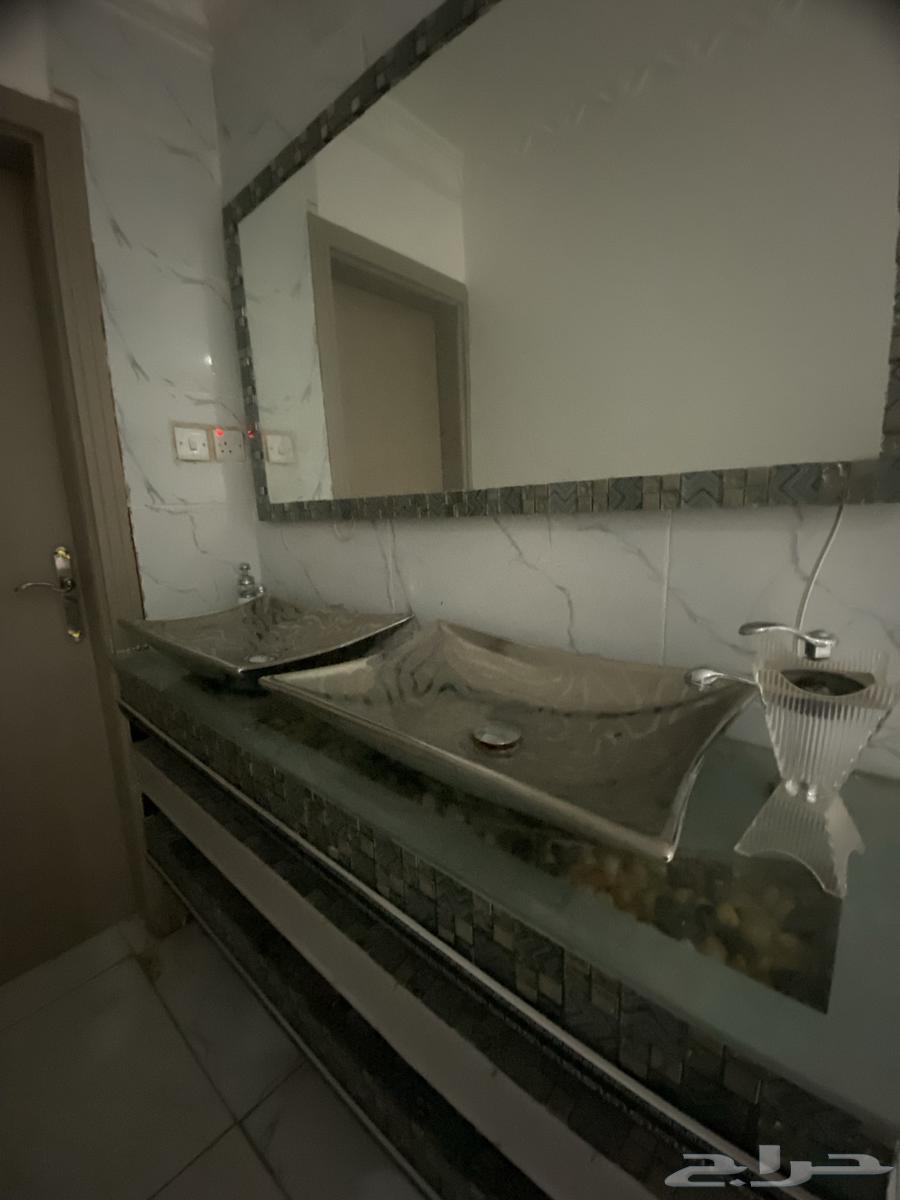 Sofa and complete sink available in the corner, sink is intact for sale64406513869955111