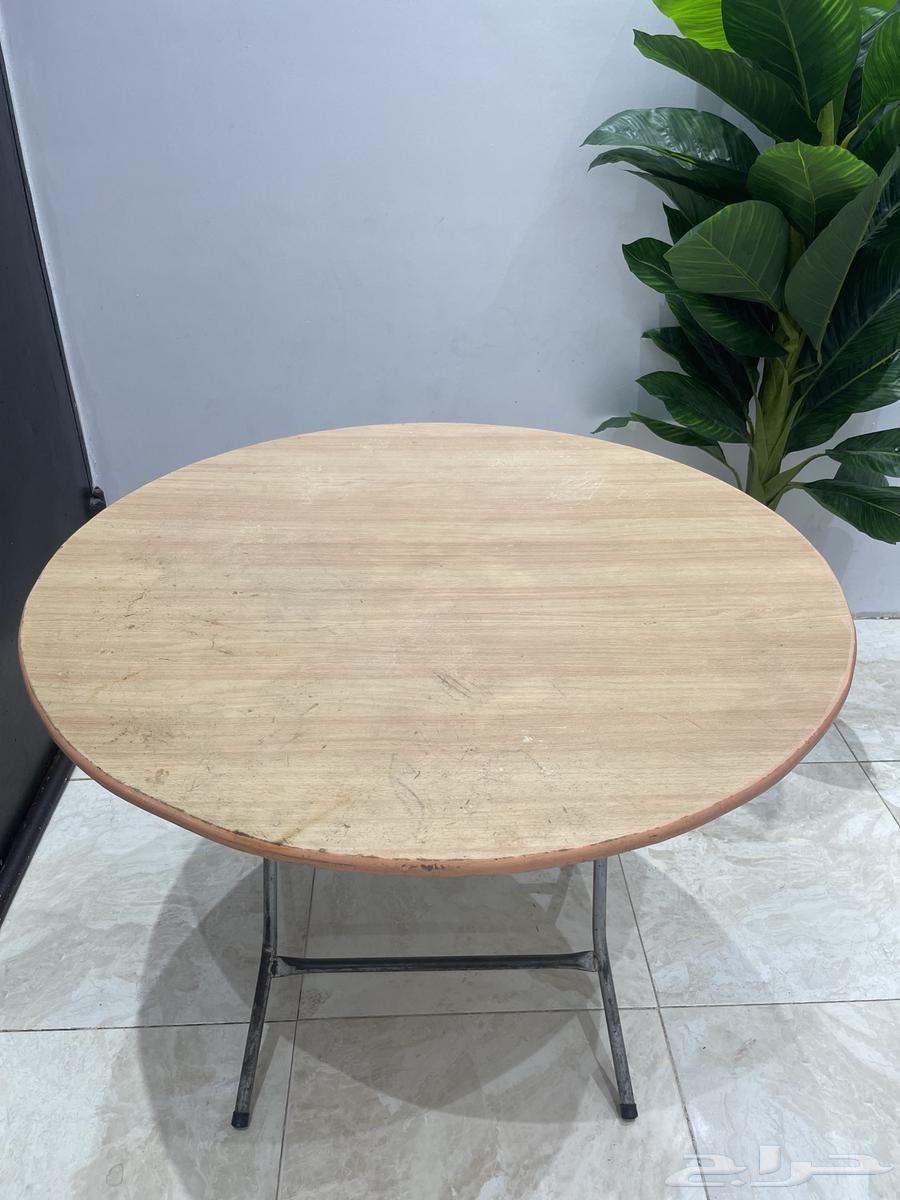 طاوله خشب دائريه وقواعدها حديد عرضها 1 متر بحاله ممتازه64407656720257110