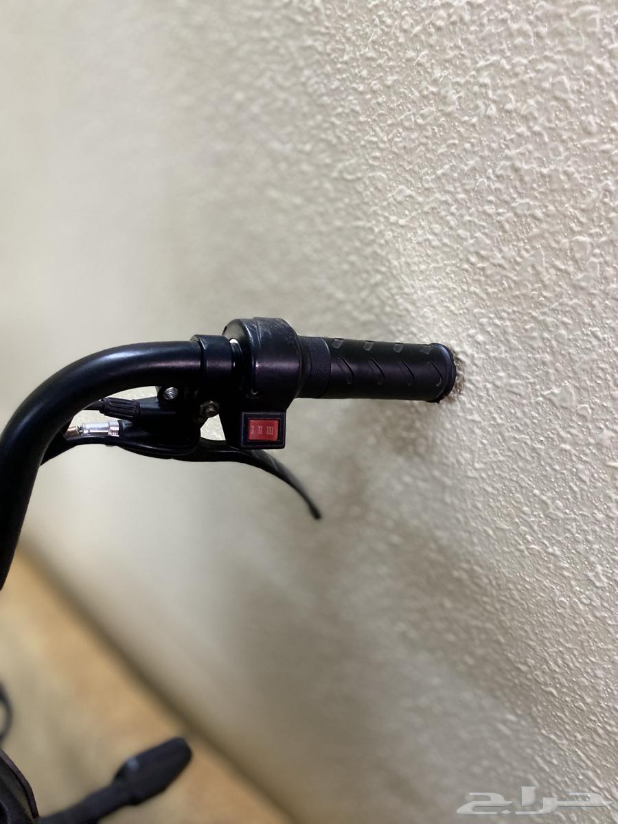 سكوتر كهربائي نضيف.يوجد نور و إشارات و بوري وشاشة و مقعدين64408035238402113