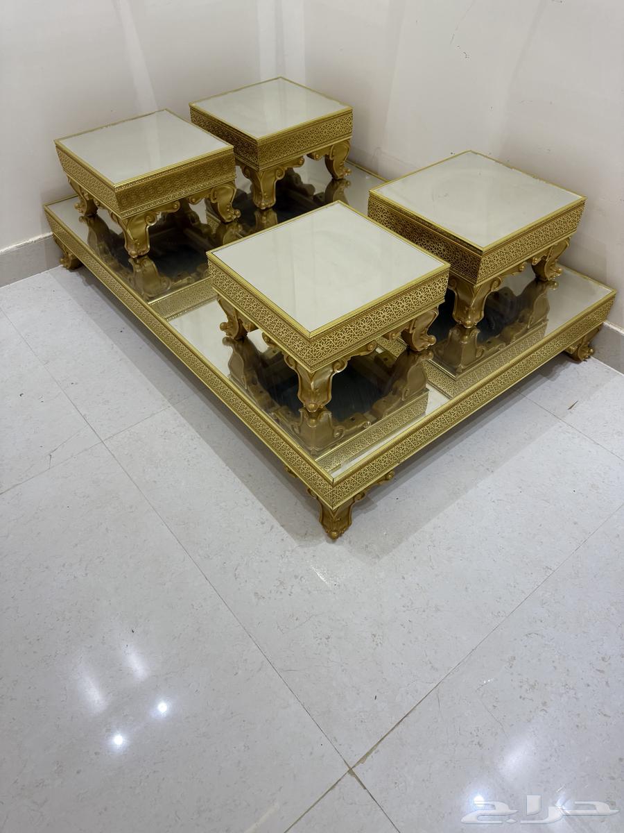 للبيع طاوله تقديم مع 4 خدمه لها سليمه من الكسور64410450473601112