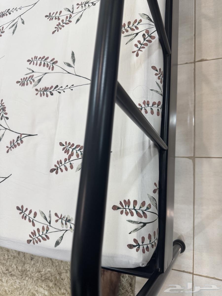 إطار سرير وإسفنجة إيكيا للبيع64408287181825112