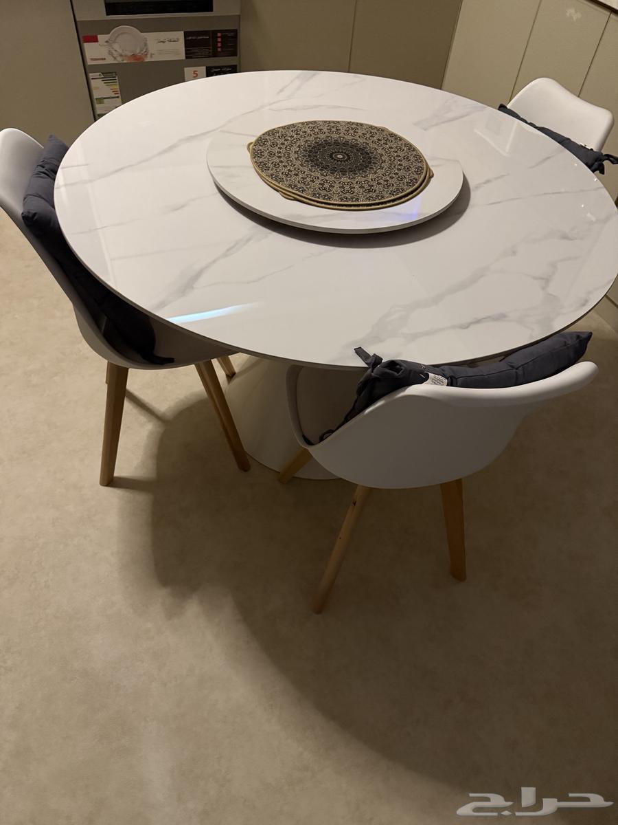 New dining table, used for two weeks, shiny and fresh64409643725314113