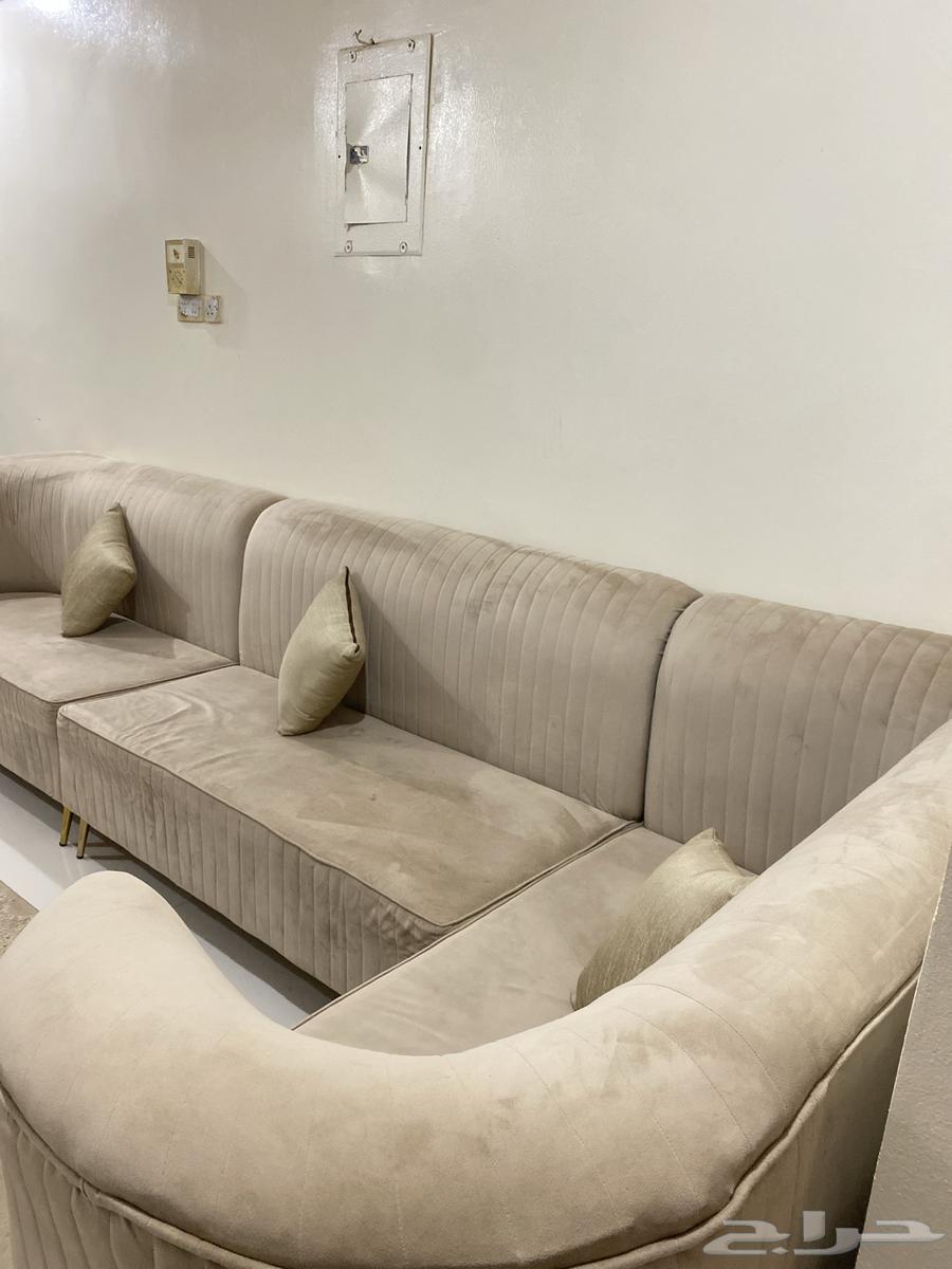 كنب شبه جديد ب 800 وقابل للتفاوض64408188374147111