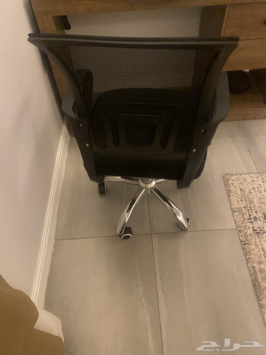 كرسي مكتبي حجم متوسط بحاله سليمه يحتاج للتنظيف فقط64408822401537112