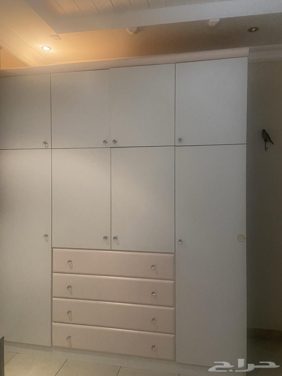 دولاب كبير ابيض بحالة ممتازه64409324676865110
