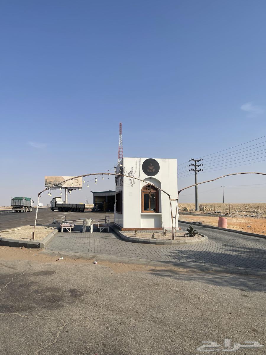 للبيع درايف ثرو - كشك يبعد عن الرياض 70 كيلو64409268799235111