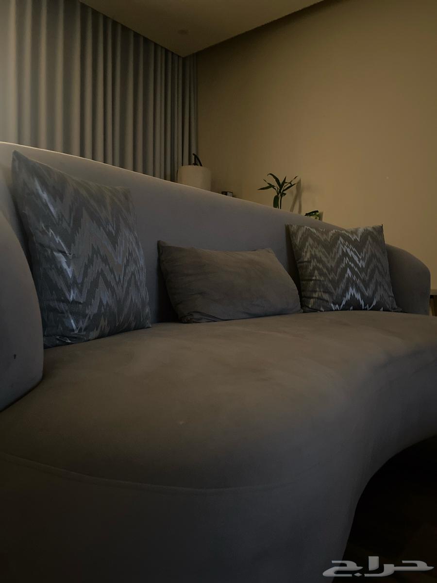 كنب جديد بلون الرمادي مع المخدات64407279776130112