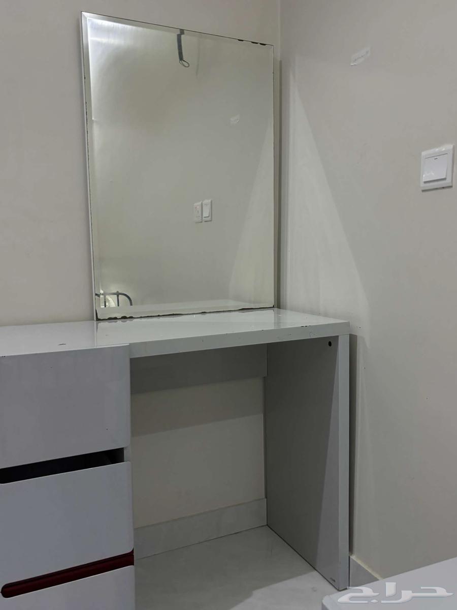 Dressing table and 2 commodes64406751098371111