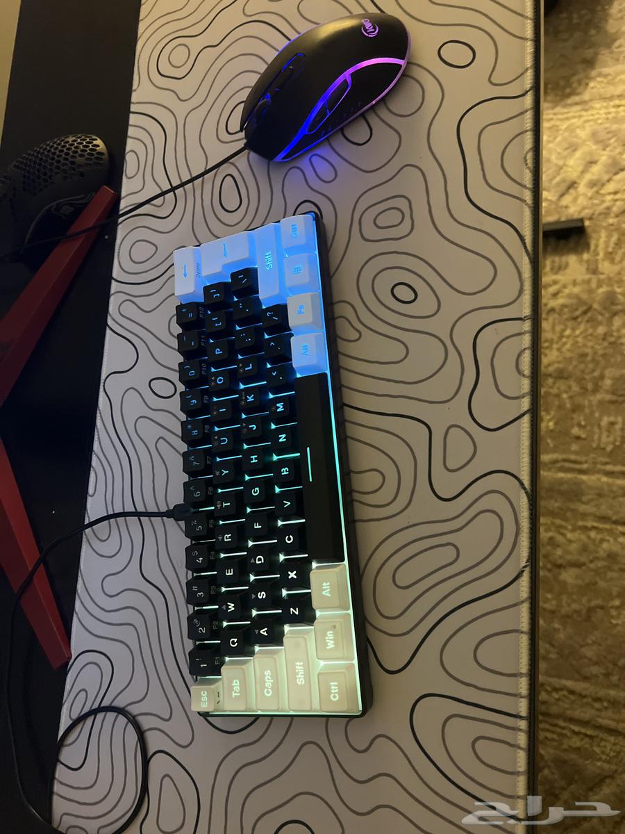 ماوس كيبورد و الكيبورد فيه خاصيه ترفع الاضاءه و تخفضها64410880811393113