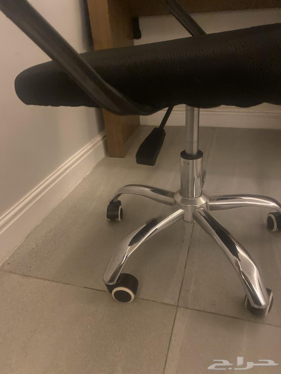 كرسي مكتبي حجم متوسط بحاله سليمه يحتاج للتنظيف فقط64408822401537113