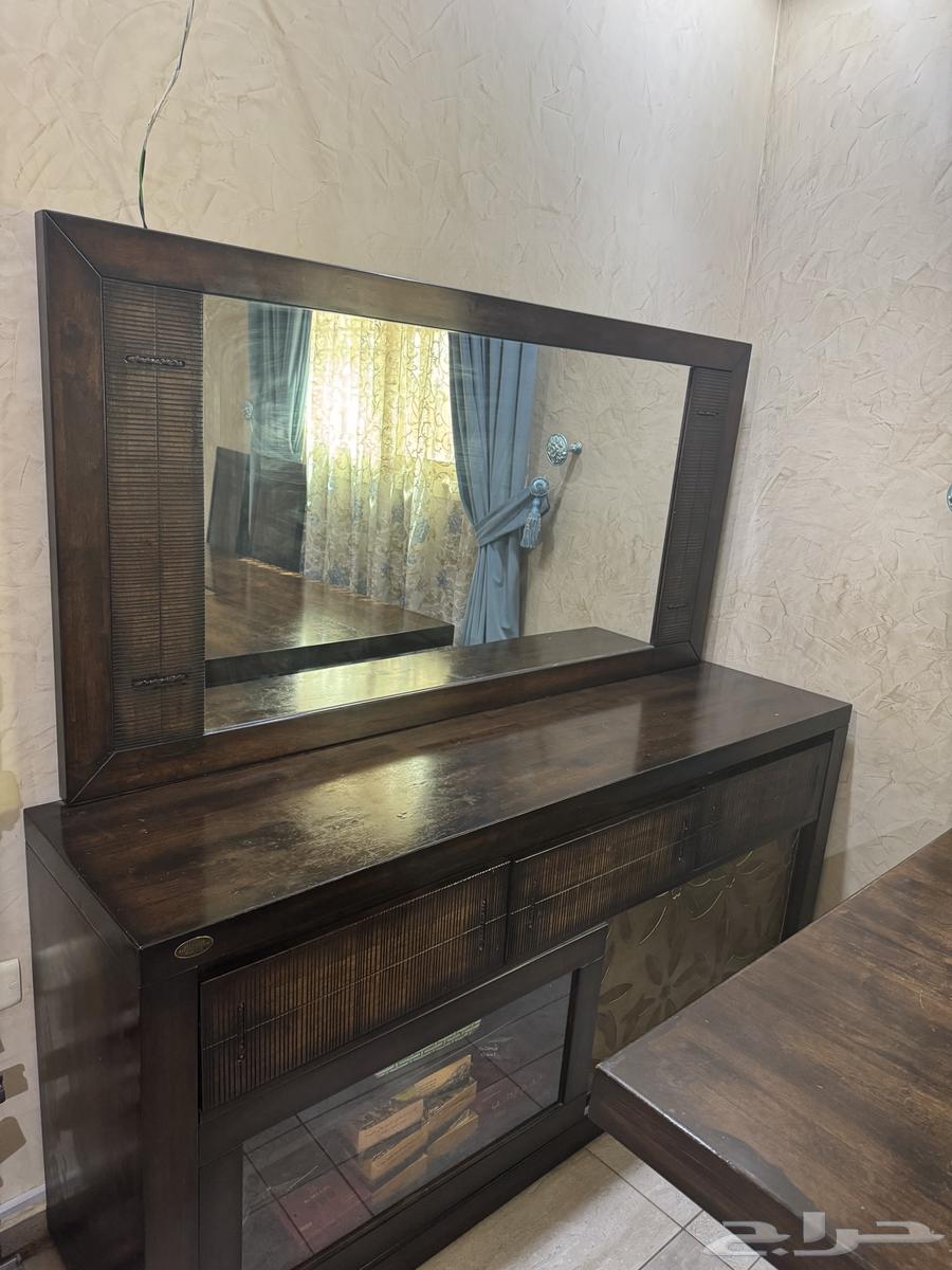 طقم طاولة طعام 10 كراسي مع بوفيه بحالة شبه جديدة64405736087299114