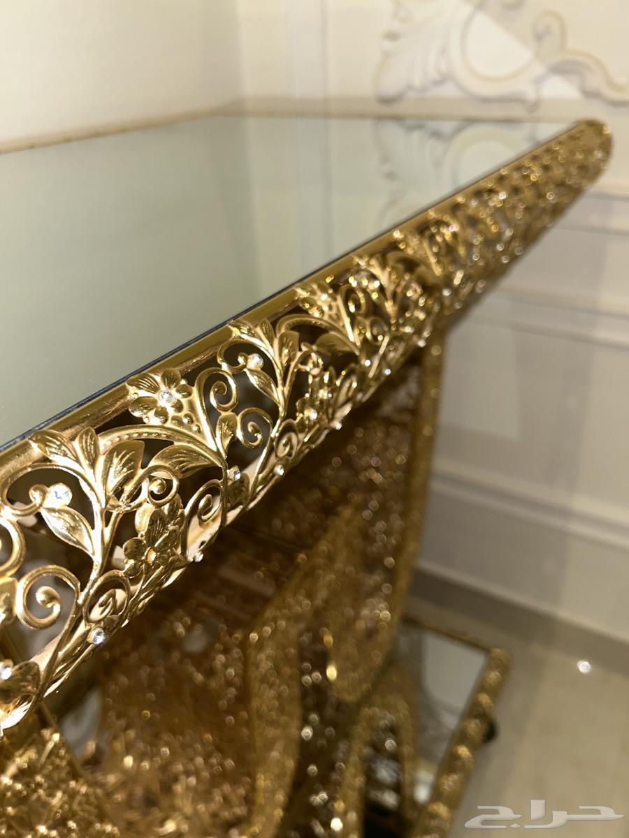 Reception table and luxury perfumes64412183883137114