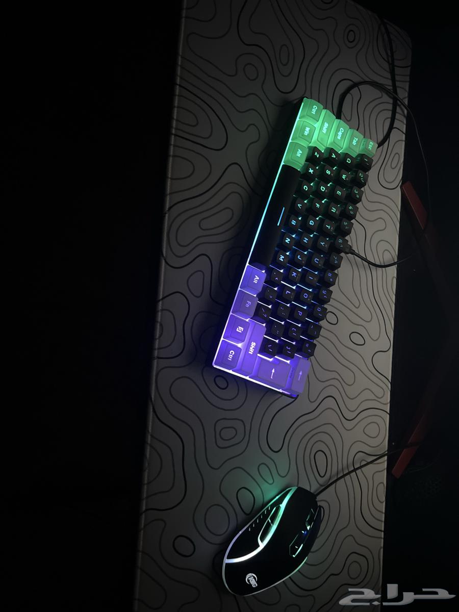 ماوس كيبورد و الكيبورد فيه خاصيه ترفع الاضاءه و تخفضها64410880811393110