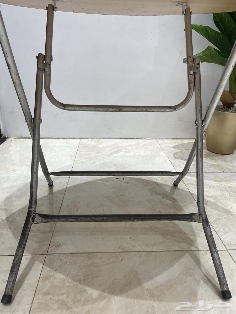 طاوله خشب دائريه وقواعدها حديد عرضها 1 متر بحاله ممتازه64407656720257111