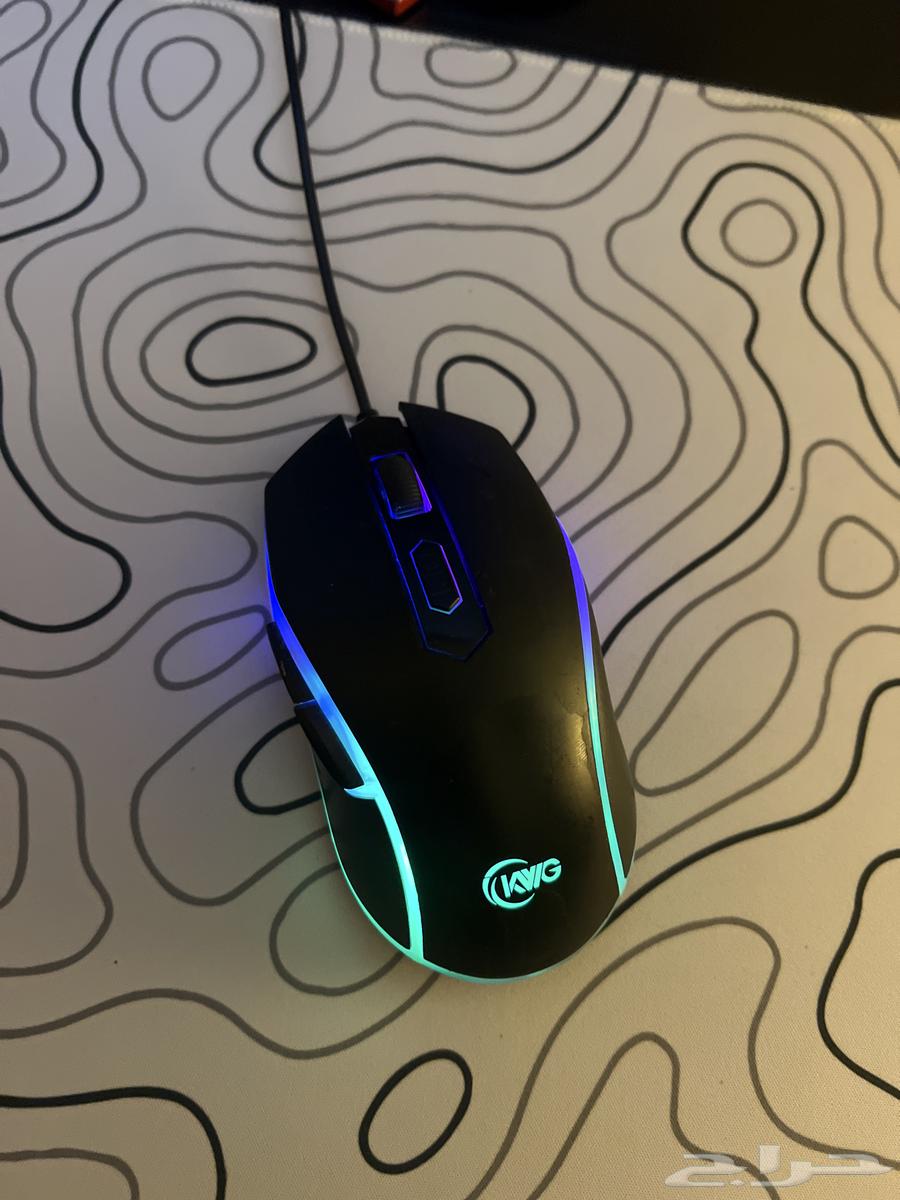 ماوس كيبورد و الكيبورد فيه خاصيه ترفع الاضاءه و تخفضها64410880811393112