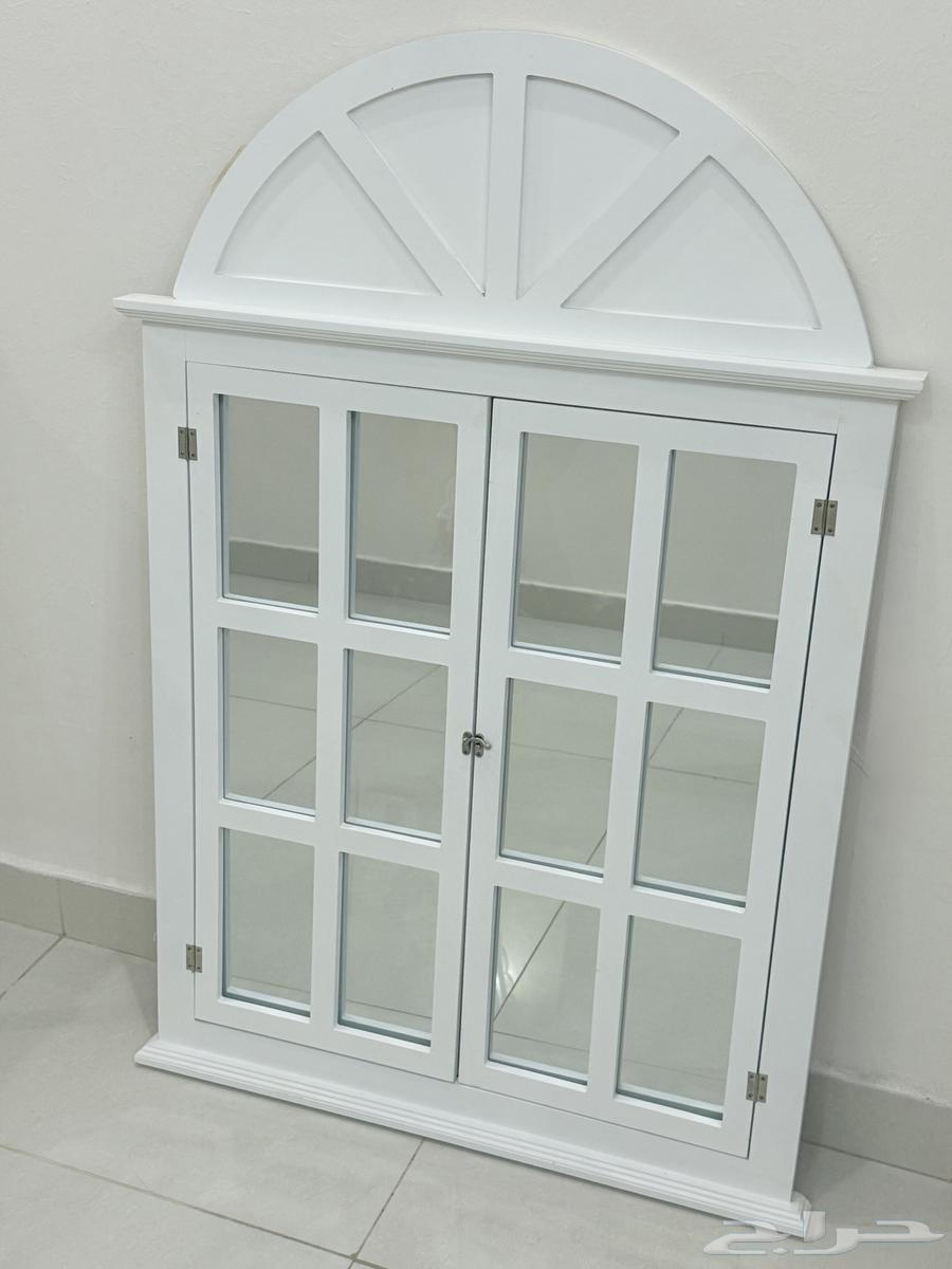 طاوله اكريلك ومرايه للبيع64412089546371111