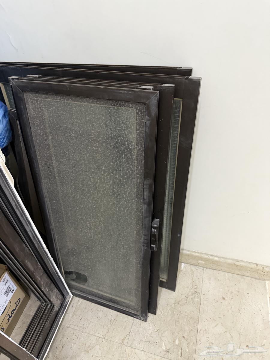 3 completely empty windows64410289917570110