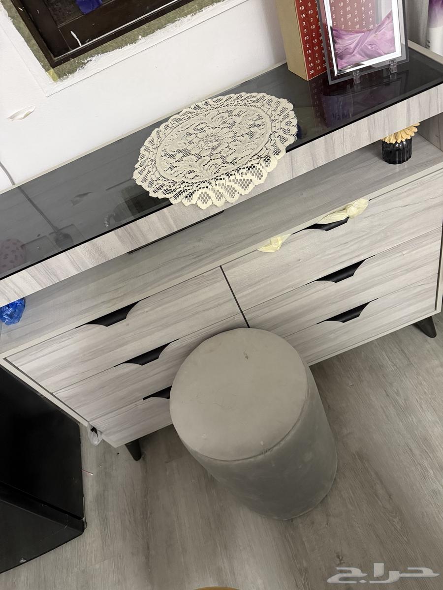 Haircut with a new chair, used for only three months, selling for 400 or 35064405791536642110