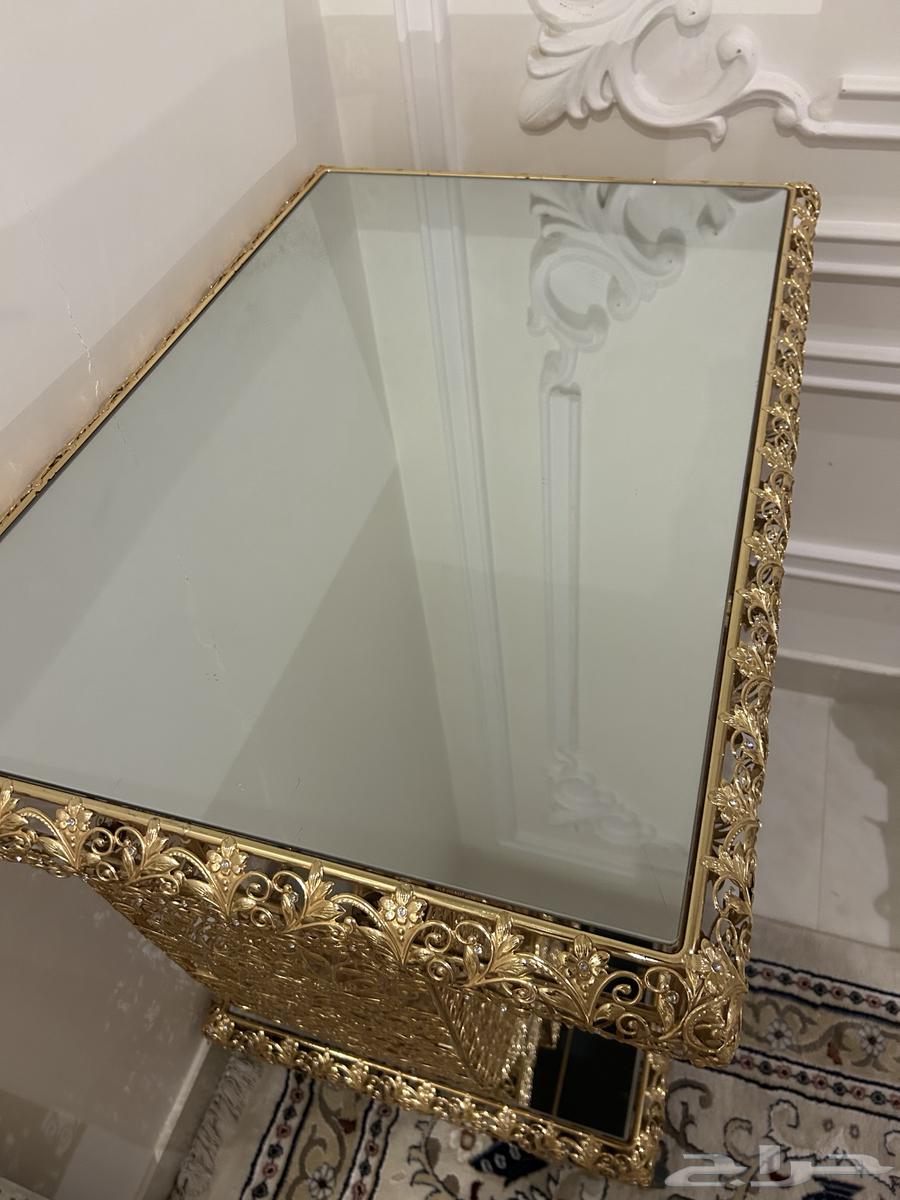 Reception table and luxury perfumes64412183883137113