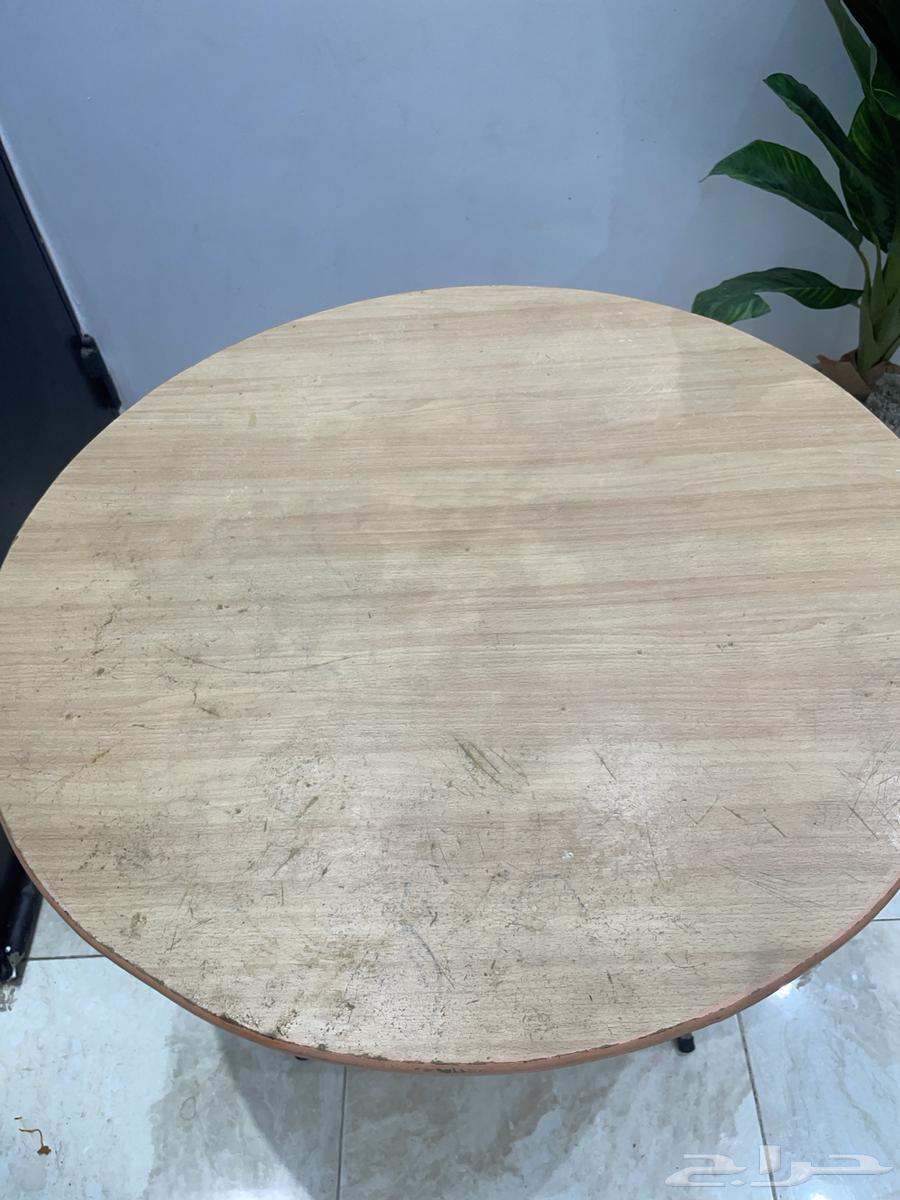 طاوله خشب دائريه وقواعدها حديد عرضها 1 متر بحاله ممتازه64407656720257112