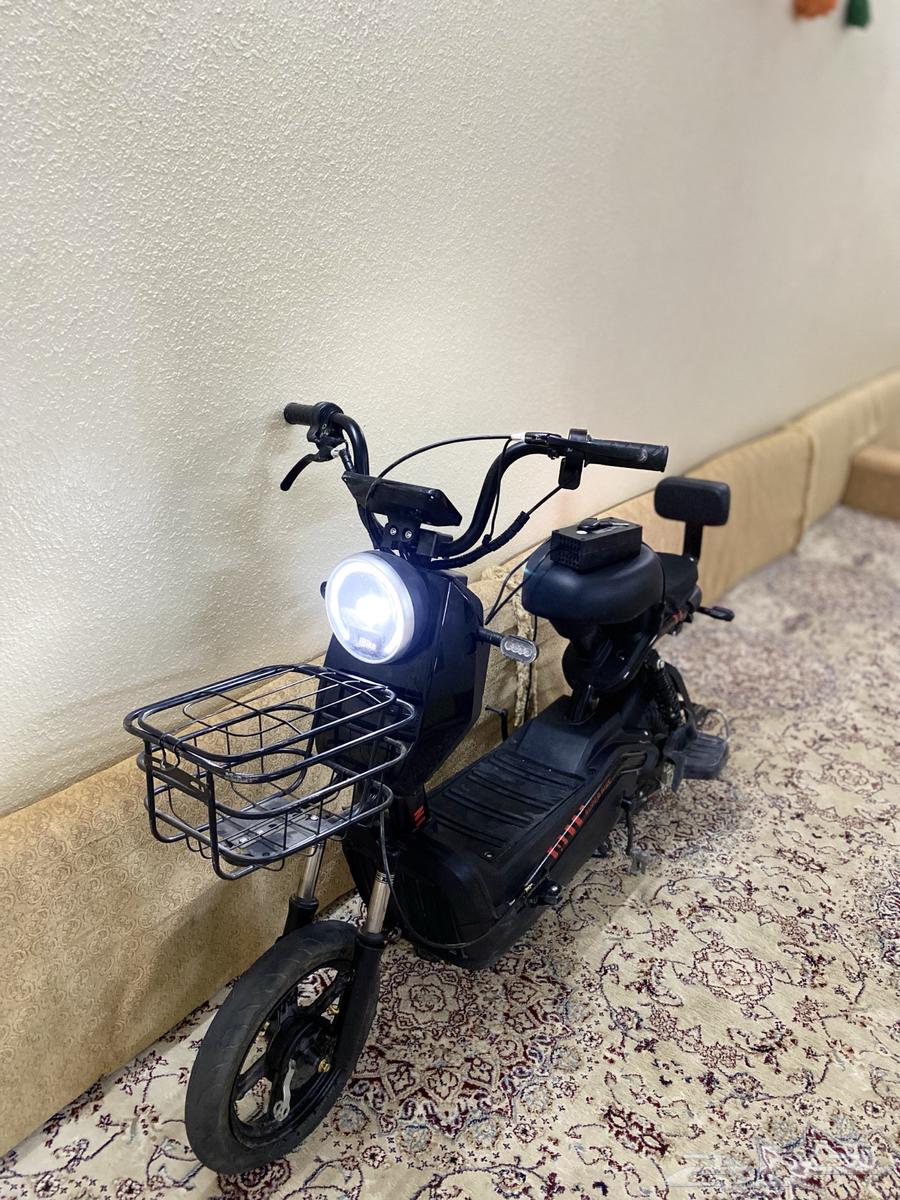سكوتر كهربائي نضيف.يوجد نور و إشارات و بوري وشاشة و مقعدين64408035238402114